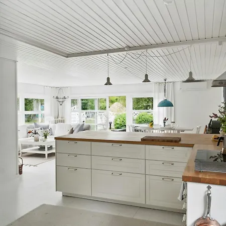 Vakantiehuis Bright Near Melby's Preserved Fields