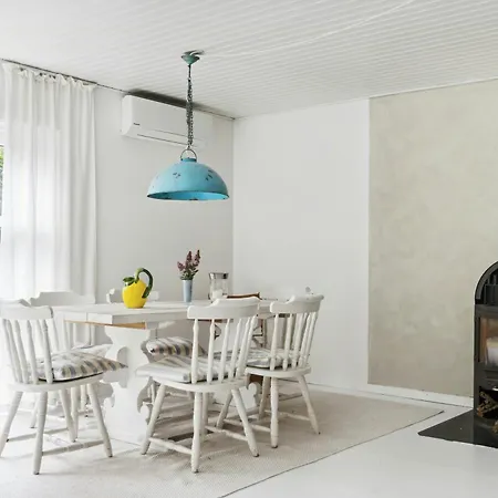 Vakantiehuis Bright Near Melby's Preserved Fields