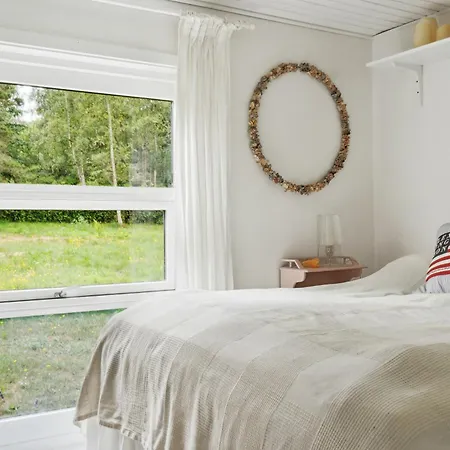 Vakantiehuis Bright Near Melby's Preserved Fields Melby